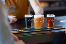 Cargar imagen en el visor de la galería, Cata y visita guiada por la fábrica de cerveza Althaia.